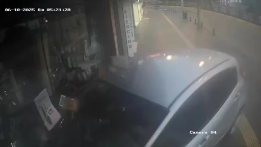 Direksiyon hakimiyetini kaybeden sürücü kozmetik mağazasına girdi
