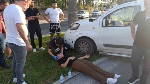 Direksiyon hakimiyetini kaybeden sürücü palmiyeye çarptı
