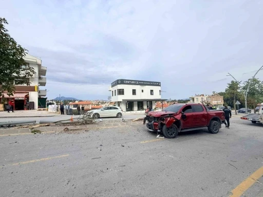 Direksiyon hakimiyetini kaybetti, 2 ağa&ccedil; ve elektrik direğini yerinden s&ouml;kt&uuml;
