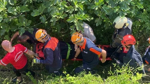 Direksiyonu kilitlenen otomobil, demirleri par&ccedil;alayıp 80 metreden u&ccedil;tu
