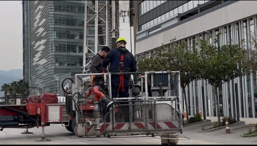 Dış cephede cam silerken asans&ouml;r sistemi arıza yapınca mahsur kaldılar: İtfaiyenin m&uuml;dahalesiyle kurtarıldılar
