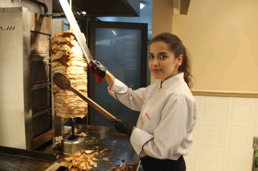 Dış ticaret okudu ama d&ouml;nerdeki ustalığı g&ouml;z dolduruyor
