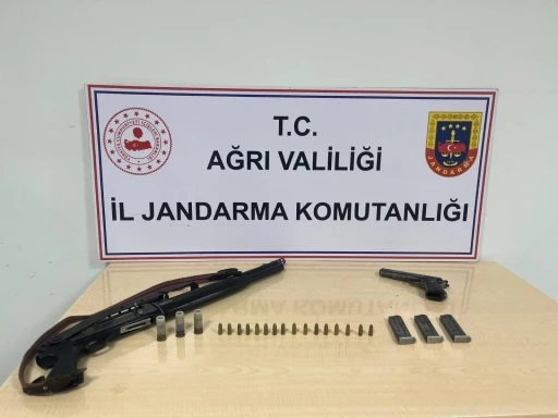 Diyadin&rsquo;de bir evde ruhsatsız silah ve fişek ele ge&ccedil;irildi
