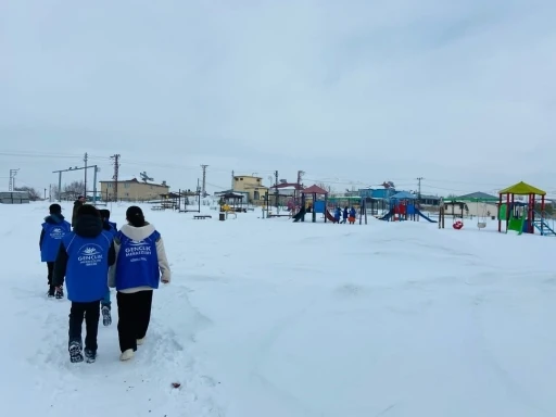 Diyadin&rsquo;de gen&ccedil;lerden sokak hayvanlarına anlamlı destek
