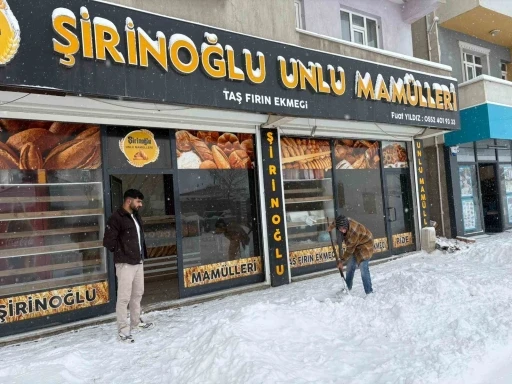 Diyadin&rsquo;de kar yağışı hayatı olumsuz etkiledi
