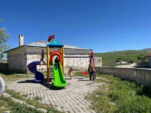 Diyadin’de köy halkı deprem riski nedeniyle kapatılan okulunu geri istiyor
