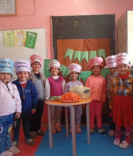 Diyadin&rsquo;de minik ellerle turşu şenliği
