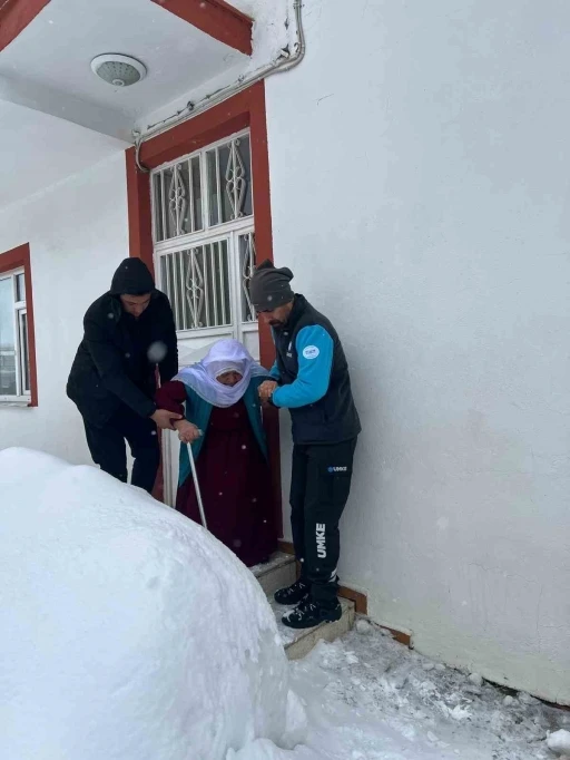 Diyaliz hastası kadın paletli ara&ccedil;la alınıp sağlık kuruluşuna ulaştırıldı
