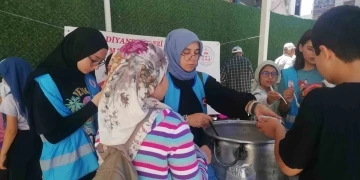 Diyanet gen&ccedil;lik merkezinden aşure hayrı
