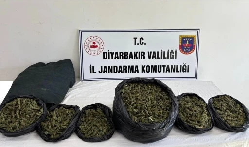 Diyarbakır&rsquo;da 129 kilo uyuşturucu ve hap ele ge&ccedil;irildi: 21 ş&uuml;pheliye yasal işlem

