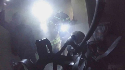 Diyarbakır’da 2’si çocuk 7 kişinin etkilendiği yangın kask kamerasına yansıdı
