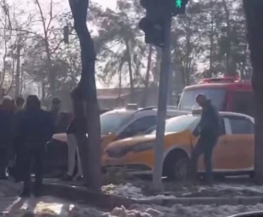 Diyarbakır&rsquo;da 3 taksi &ccedil;arpıştı
