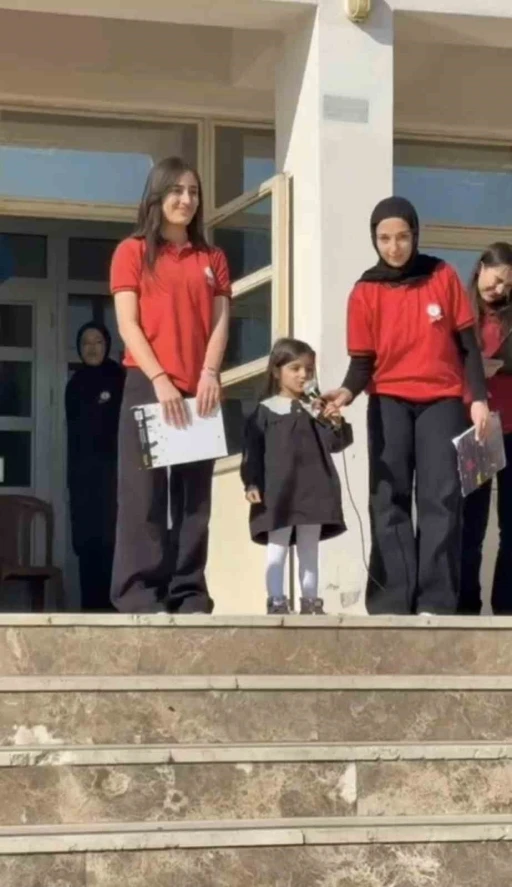 Diyarbakır&rsquo;da 4 yaşındaki kız, İstiklal Marşı&rsquo;nı ezbere okudu
