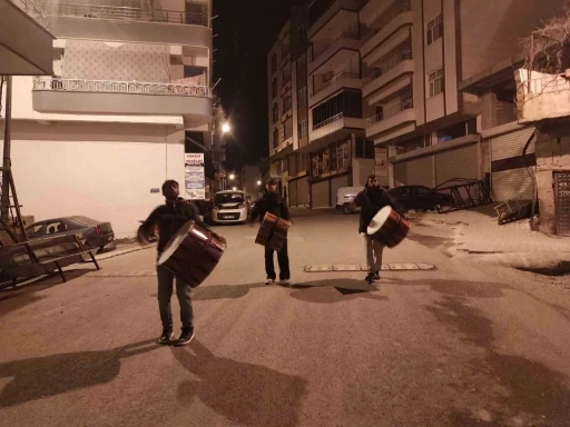Diyarbakır&rsquo;da 40 yıldır halay davulu &ccedil;alarak sahura uyandırıyorlar
