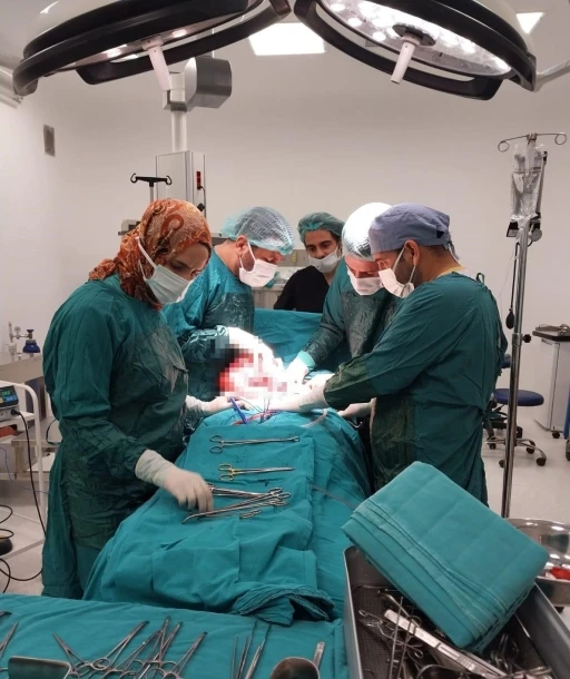 Diyarbakır’da 43 yaşındaki kadının karnından 35 santim boyutunda miyom çıkartıldı
