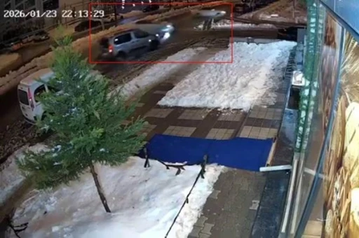 Diyarbakır&rsquo;da 6 aracın karıştığı zincirleme kaza kamerada: 3 yaralı
