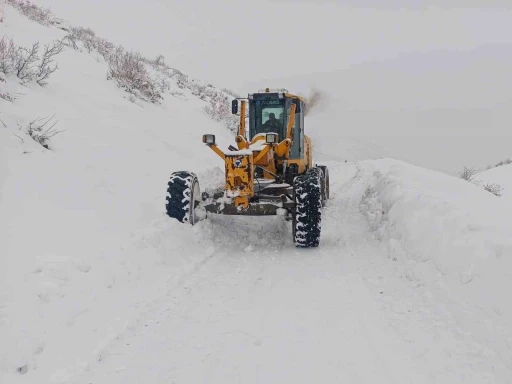 Diyarbakır&rsquo;da, 6 il&ccedil;ede 319 kilometrelik kırsal mahalle yolu ulaşıma a&ccedil;ıldı
