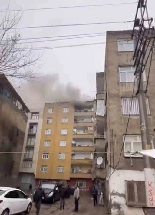 Diyarbakır&rsquo;da 7 katlı apartmanda korkutan yangın
