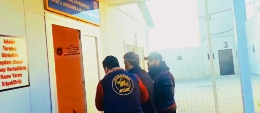 Diyarbakır’da 9 yıldır birçok suçtan aranan zanlı yakalanarak tutuklandı
