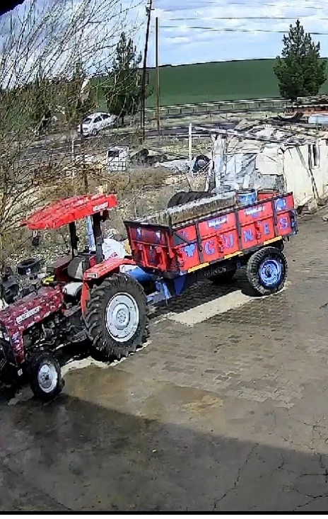 Diyarbakır’da ağaca çarpan otomobilin sürücüsü yaralandı

