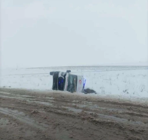 Diyarbakır&rsquo;da ambulans devrildi: 3 yaralı
