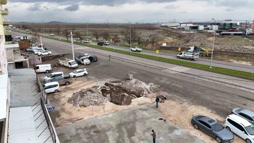 Diyarbakır&rsquo;da ana yol kenarında zamanla oluşan dev &ccedil;ukur dronla g&ouml;r&uuml;nt&uuml;lendi
