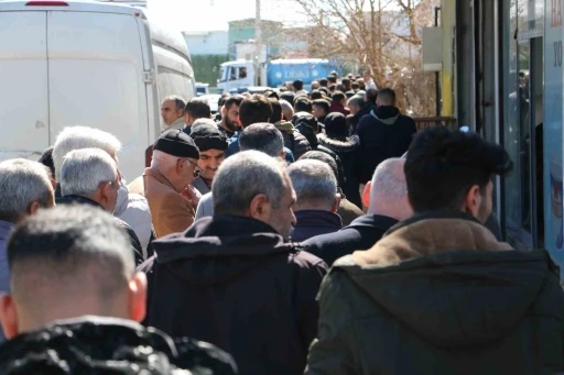 Diyarbakır&rsquo;da &rsquo;APP plaka&rsquo; kuyruğu
