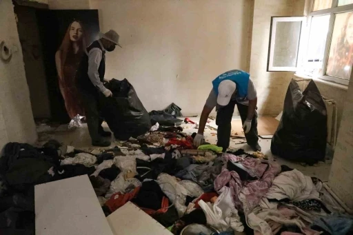 Diyarbakır&rsquo;da bir evden 3 kamyon &ccedil;&ouml;p &ccedil;ıkartıldı
