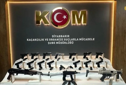 Diyarbakır&rsquo;da bir otomobilin gizli b&ouml;lmelerinden &ccedil;ok sayıda silah &ccedil;ıkartıldı
