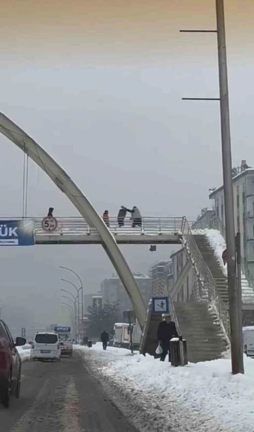 Diyarbakır&rsquo;da bir şahıs &ccedil;ocukları &ouml;ld&uuml;resiye d&ouml;vd&uuml;: O anlar kamerada
