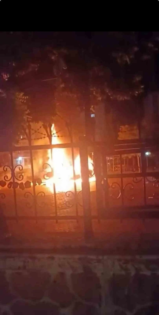 Diyarbakır’da bir şahıs önce aracını sonra kendini yaktı
