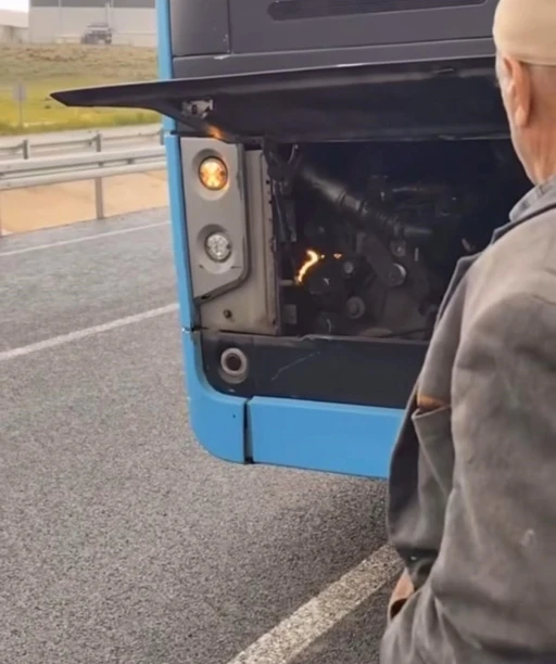 Diyarbakır’da bir vatandaş, otobüste çıkan yangını üfleyerek söndürmeye çalıştı
