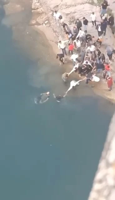 Diyarbakır’da boğulma tehlikesi geçirenleri el ele vererek kurtardılar
