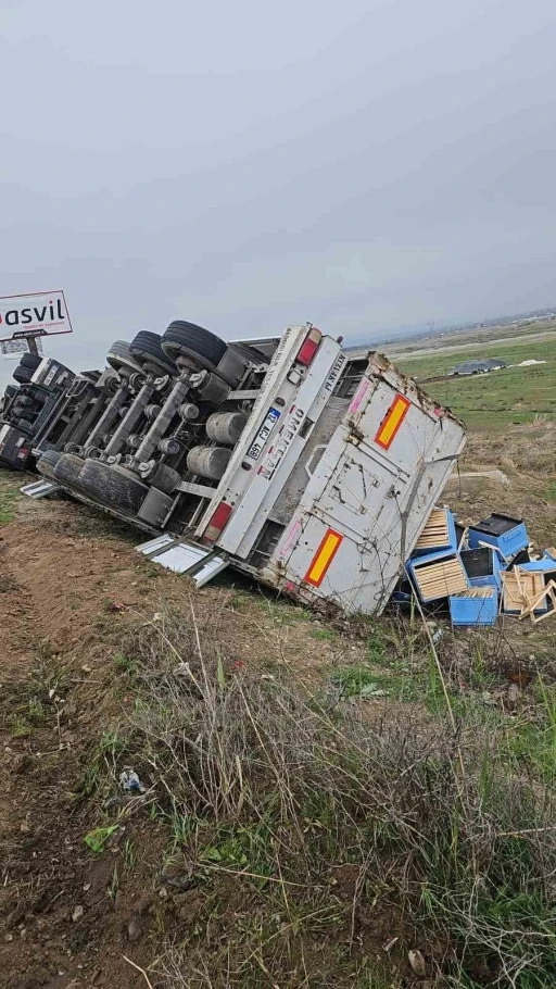 Diyarbakır’da boş kasa yüklü tır devrildi: 1 yaralı
