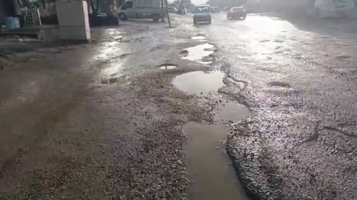 Diyarbakır&rsquo;da bozulan yollar s&uuml;r&uuml;c&uuml;lere zor anlar yaşatıyor
