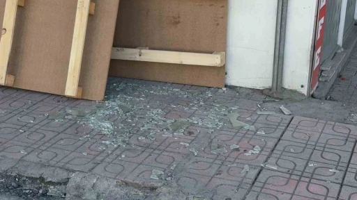Diyarbakır&rsquo;da &ccedil;arpışan ara&ccedil;lardan biri iş yerine daldı
