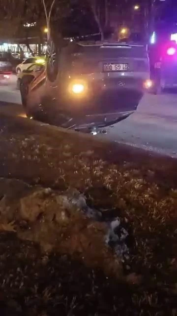 Diyarbakır&rsquo;da &ccedil;arpışan ara&ccedil;lardan biri takla attı: 1 yaralı
