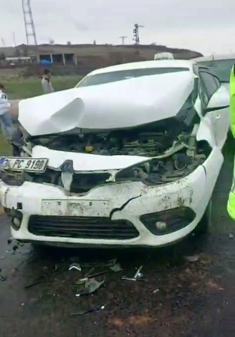 Diyarbakır&rsquo;da cenaze konvoyunda kaza: 4 yaralı
