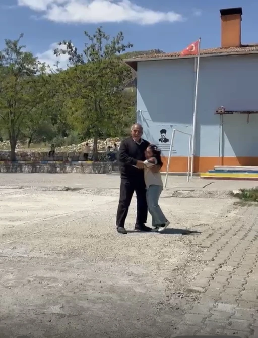 Diyarbakır&rsquo;da dede ile torunun g&uuml;l&uuml;mseten sevgisi
