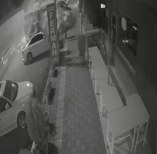 Diyarbakır&rsquo;da devrilen tırın 7 araca &ccedil;arpma anı kameraya yansıdı
