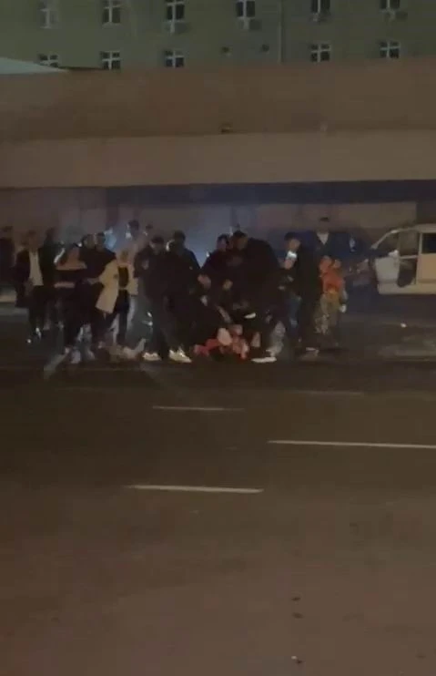 Diyarbakır&rsquo;da d&uuml;ğ&uuml;n sonrası kavga: Damat, yerde yatan şahsa siper oldu
