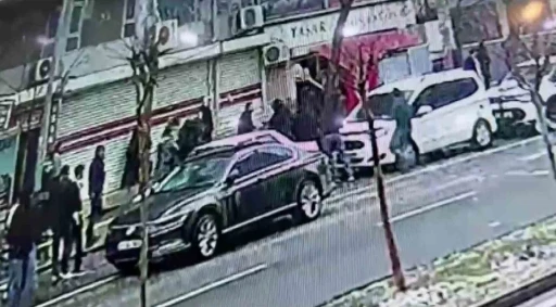 Diyarbakır&rsquo;da d&uuml;ğ&uuml;nde karşılaşan husumetli ailelerin kavgası sokağa taştı
