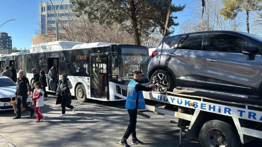 Diyarbakır&rsquo;da durak &ouml;nlerine park eden ara&ccedil;lar &ccedil;ekildi
