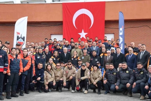 Diyarbakır&rsquo;da eğitimlerini tamamlayan arama-kurtarma ekiplerine &lsquo;pe&ccedil;&rsquo; takıldı
