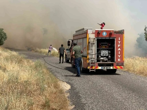 Diyarbakır&rsquo;da ekili arazide yangın: Y&uuml;zlerce d&ouml;n&uuml;m buğday tarlası k&uuml;l oldu
