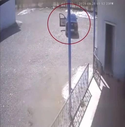 Diyarbakır’da el freni çekilmeyen otomobilin duvara çarptığı anlar kameraya yansıdı
