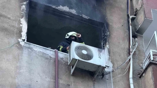 Diyarbakır&rsquo;da ev yangını: İtfaiye eri yaralandı, 2 kişi dumandan etkilendi
