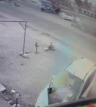 Diyarbakır&rsquo;da feci kaza: Kamyonete &ccedil;arptı, hayatını kaybetti
