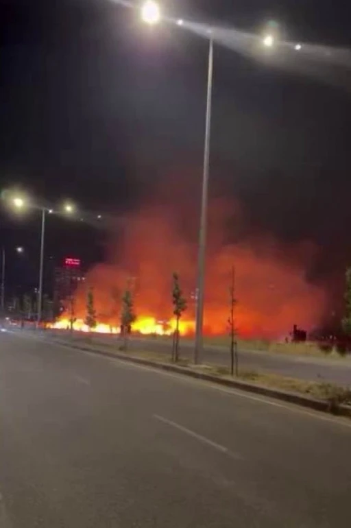 Diyarbakır&rsquo;da geceyi g&uuml;nd&uuml;ze &ccedil;eviren yangın
