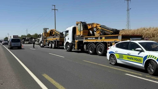 Diyarbakır’da gübre yüklü tır yol kenarına devrildi
